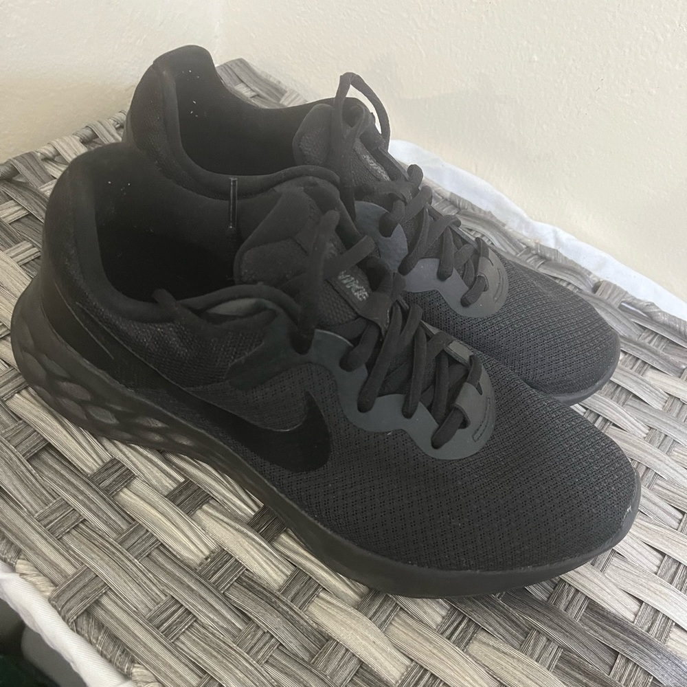 Nike revolution Men's Black Running Shoes size 8